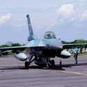 Pesawat Tempur F-16 dan T-50i Isi Bahan Bakar Tanpa Matikan Mesin