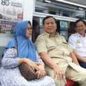 Prabowo Naik KRL Bareng Warga Menuju Stasiun Tanah Abang Baru
