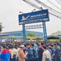 Ratusan Karyawan Pabrik Ban di Bekasi Kena PHK Massal