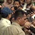 Momen Ibu-Ibu Pengungsi Agam Nyanyikan Indonesia Raya Saat Ditengok Prabowo