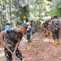 Kegigihan Prajurit TNI Buka Akses Jalan Terdampak Bencana hanya Pakai Cangkul