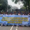 Polwan Sambut Pendemo
