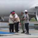 Prabowo Peluk Mualem Saat Tiba di Lanud Sultan Iskandar Muda Aceh