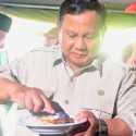 Momen Prabowo Makan Ikan Tongkol di Posko Pengungsian Aceh