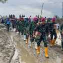 Medan Sulit Bukan Penghalang Marinir Salurkan Bantuan di Aceh Utara