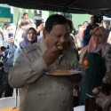 Prabowo Makan Nasi Goreng Telur Ceplok di Dapur Pengungsian Agam