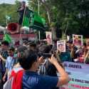 Mahasiswa Indonesia Bentangkan Spanduk 