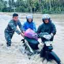 Dorong Motor di Tengah Banjir
