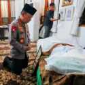 Berdoa di Depan Jenazah Meri Hoegeng
