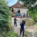 Gotong Royong Bersihkan Sisa Longsor