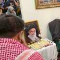 Warga Indonesia Menangis di Depan Foto Ali Khamenei