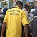 Musim Mudik, Porter Stasiun Senen Kebanjiran Order hingga 3 Kali Lipat