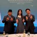 Presiden Prabowo dan Carmen Hearts2Hearts Berpose Finger Heart di Blue House