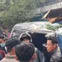 Mobil Tertimpa Pohon Tumbang di Bandung, Sopir Tewas