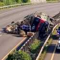 Truk Pengangkut Tembakau Terguling di Ruas Tol Jangli-Gayamsari