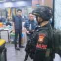 Brimob Diterjunkan Saat Penggerebekan Judi Online Internasional di Jakbar