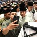 Gibran jadi Rebutan Selfie Jemaah Usai Salat Iduladha di Istiqlal