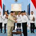 Prabowo Terima 10 Buku Rekomendasi Reformasi Polri di Istana