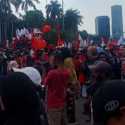 Massa Buruh Terus Berdatangan dan Penuhi DPR