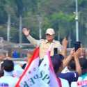 Presiden Prabowo Tiba di Monas Naik Maung, Dadah-dadah ke Buruh