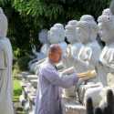 Bersih Altar Suci Hati, Tradisi Unik Jelang Waisak di Vihara Mahavira Graha