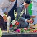 Gibran Tabur Bunga di Makam Pendiri NU Mbah Wahab