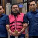 10 Jam Diperiksa, Sony Sonjaya Bungkam Saat Digiring ke Mobil Tahanan