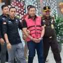 Sony Sonjaya Pakai Rompi Pink