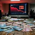 IHSG Betah Nangkring di Zona Merah, Rupiah Tumbang Rp18.049 per Dolar AS