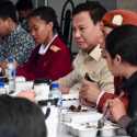 Prabowo Makan Siang Bareng Siswa dan Wali Murid SRMP 17 Tabanan