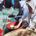 Mahasiswa IPB University Dampingi Perempuan Pesisir Olah Produk Ikan Asin