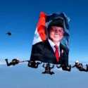 Foto Raksasa Prabowo dan Bendera Polri Berkibar di Langit Cikeas