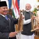 Momen PM Modi Mainkan Angklung Pemberian Prabowo di Istana