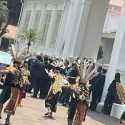 Tarian Enggang Kaltim Sambut Kedatangan Presiden Belarusia di Istana