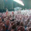Jemaah dalam Balutan Pakaian Putih