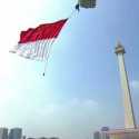 Penerjun Kopassus Kibarkan Merah Putih Raksasa dari Langit Jakarta