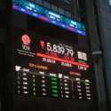 IHSG Balik Arah ke Zona Merah, Rupiah Menguat ke Rp17.690 per Dolar AS