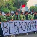 Jelang Petang, Massa Berseragam SMA dan Mahasiswa Muncul di Depan Gedung DPR