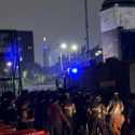 Polisi Pukul Mundur Demonstran di Depan DPR