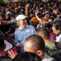 Jokowi Muncul di CFD Kupang, Warga Berdesakan hingga Rela Panjat Pohon