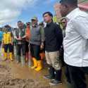 Di Tengah Gugatan ke MK, Gibran Turun Temui Korban Banjir Solok