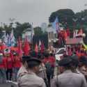 Massa Buruh Kepung DPR Bawa 11 Tuntutan