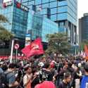 Massa Tertahan di Depan Gedung UOB, Desak Polisi Buka Jalan