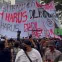 Mahasiswa Bentangkan Poster Raksasa Tolak Karhutla