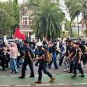 Massa Berbaju Hitam Lewat Kantor KPU RI Menuju Bundaran HI
