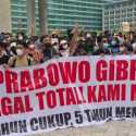 Massa di Bundaran HI Semangat Berorasi di Tengah Cuaca Mendung