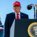 Trump Pertimbangkan Ikut Serang Houthi Usai Bandara Riyadh Diserang