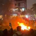 Massa Bakar Pembatas Jalan di Depan Bank UOB