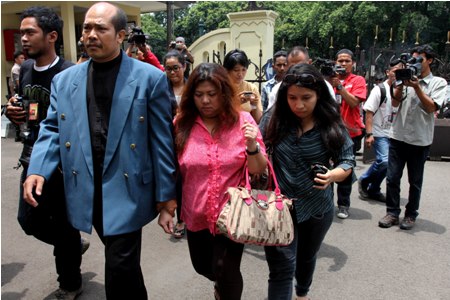 ISTRI JOHN KEI MENGADU