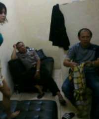 Polisi, Media Massa dan Warga Diduga Memotret dan Menyebarkan Foto Novi Amalia yang Hanya Mengenakan Baju Dalam